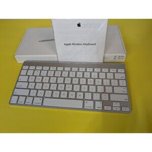 Apple A1314 (MC184LL/A) Wireless Keyboard - Silver